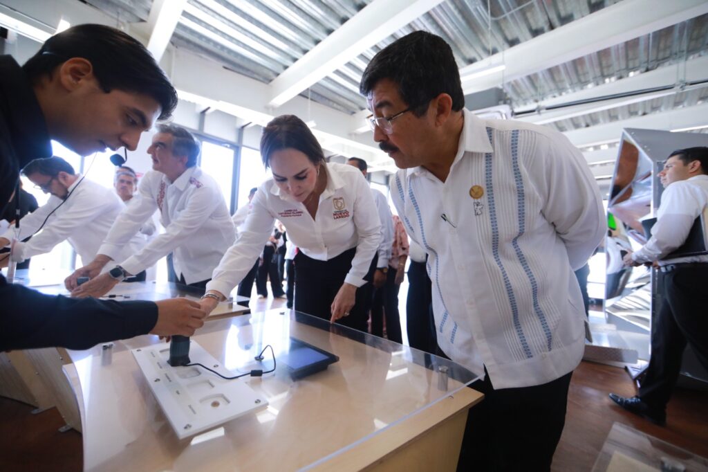 El rector de la Universidad Autónoma de Tamaulipas, Dámaso Anaya, esstuvo presente en la inaguración del Planetario de Nuevo Laredo